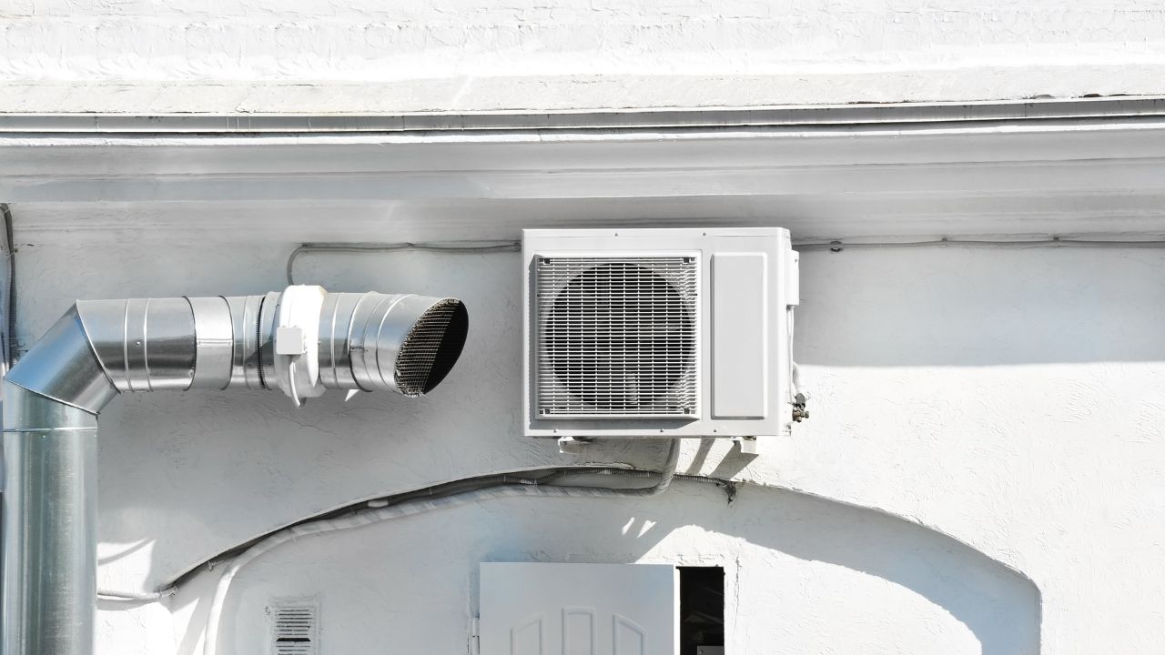 האם יש קשר בין פעולת מזגן עילי לבין מזגן מיני מרכזי?