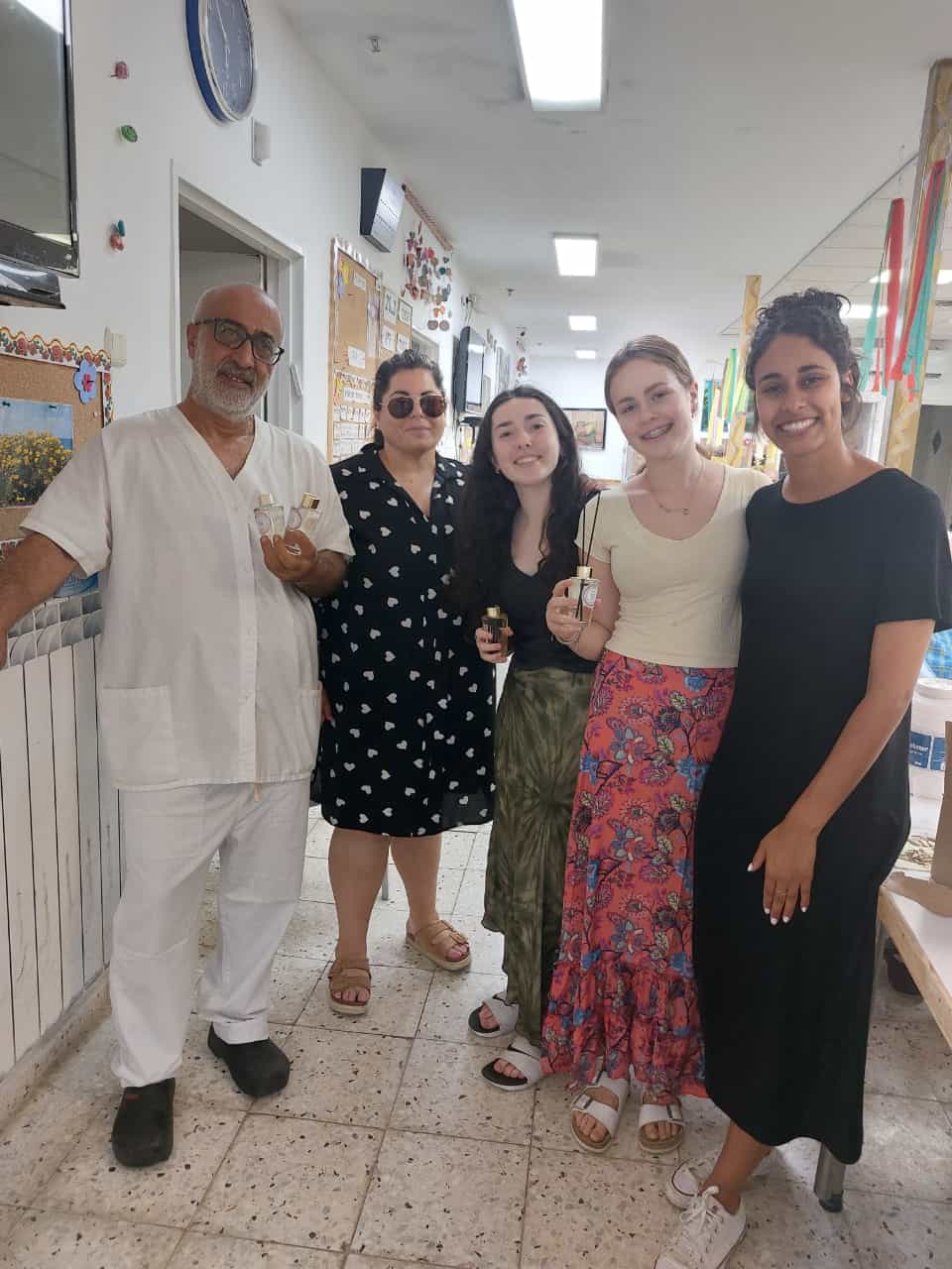 התלמידות מפיצות אהבה לותיקי העיר רעננה