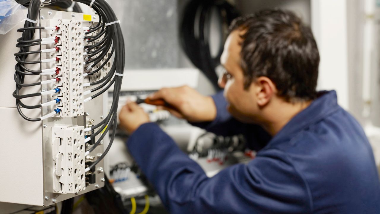 יתרונות מרכזיים להזמנת חשמלאי בית חכם