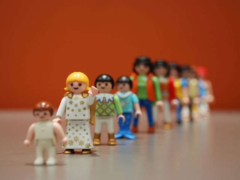 הדמיון מתעורר לחיים עם בית בובות עץ