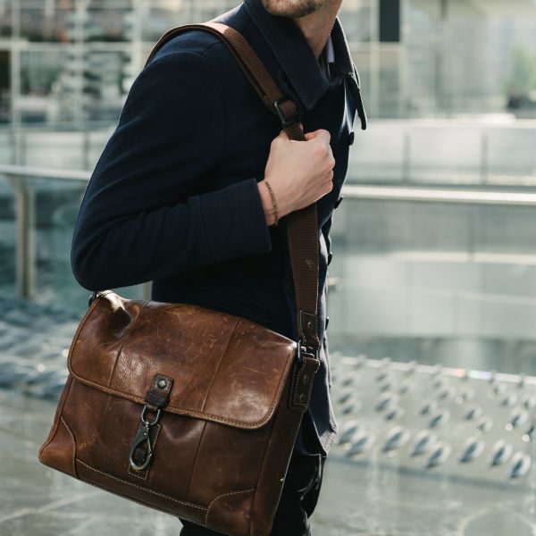 המדריך לבחירת תיק לגבר: סטייל, נוחות ופונקציונליות